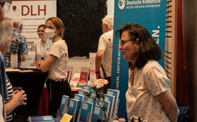 Am der Infostand der Deutschen Krebshilfe gab es einen intensiven Austausch. Foto: Schirin Kaiser