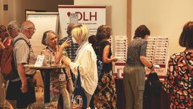 Bild zeigt Kongressbesucher im Gespräch. Foto: Schirin Kaiser