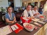 Mitarbeiterinnen der DLH freuen sich auf Kongressbesucher Herzlicher Empfang beim 28. DLH-Patientenkongress in Köln