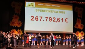 Bild zeigt Spendensumme aus Spendengala der Leukämiehilfe Passau e.V. vom November 2024 - von der die DLH 2025 eine Spende von 10.000 Euro erhalten hat.